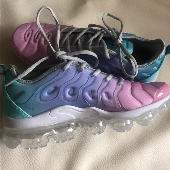 Woman’s vapormax plus BNIB - Picture 9 of 9
